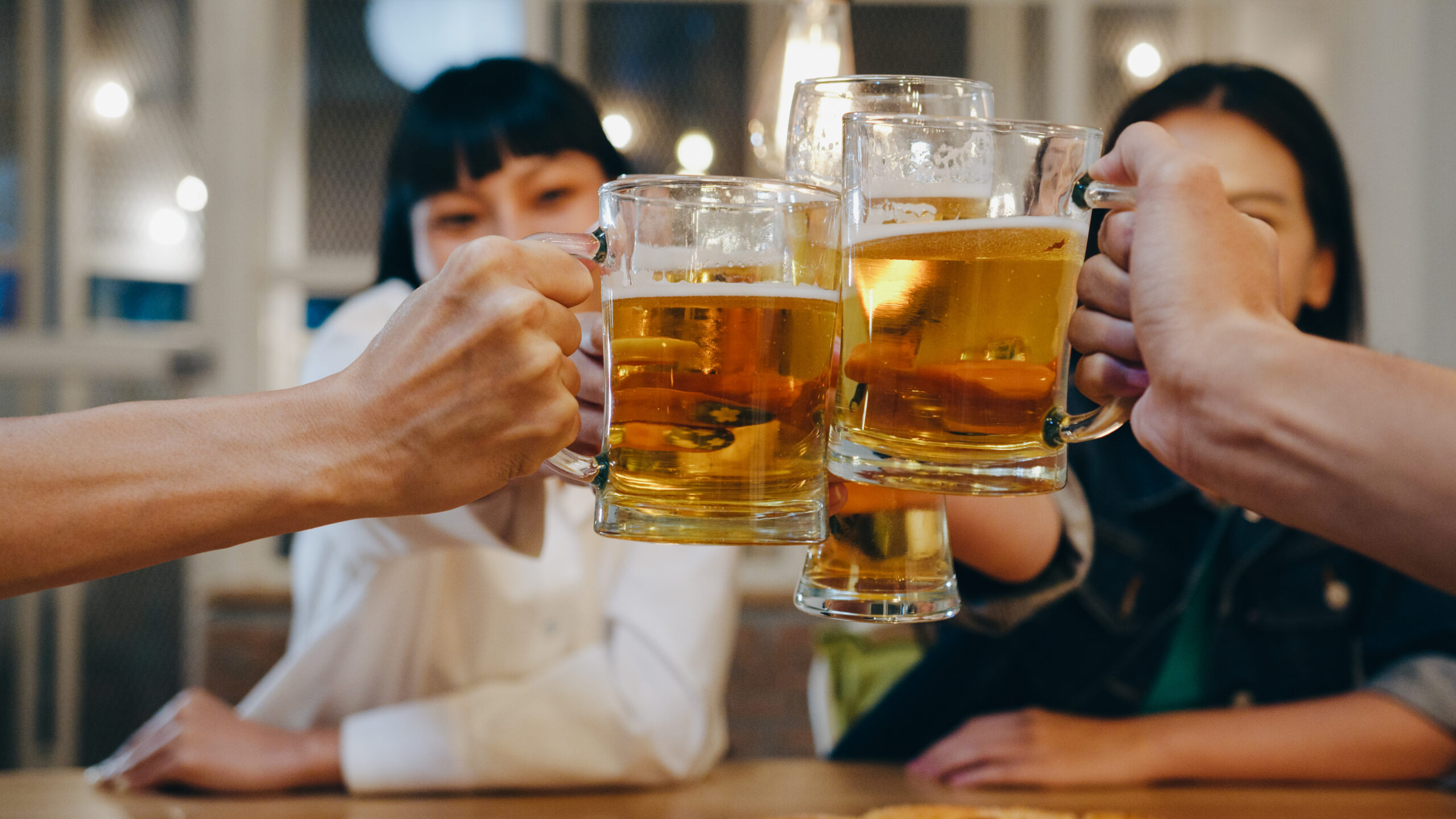 Rượu bia làm tăng tình trạng đau đầu