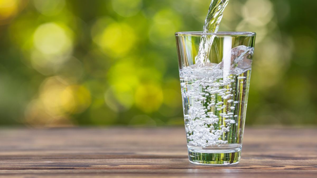 Uống nước lọc để giảm đau đầu