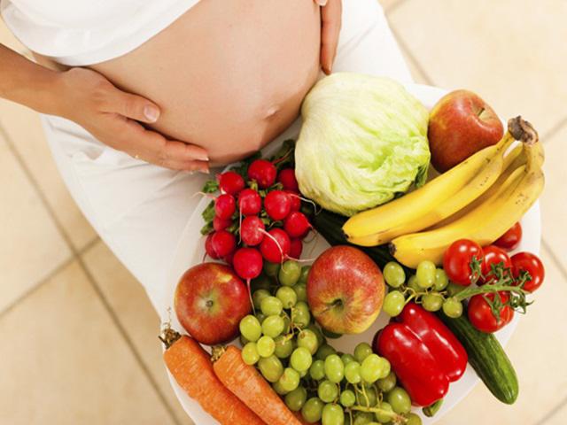 Cần bổ sung nhiều rau củ quả cho mẹ bầu