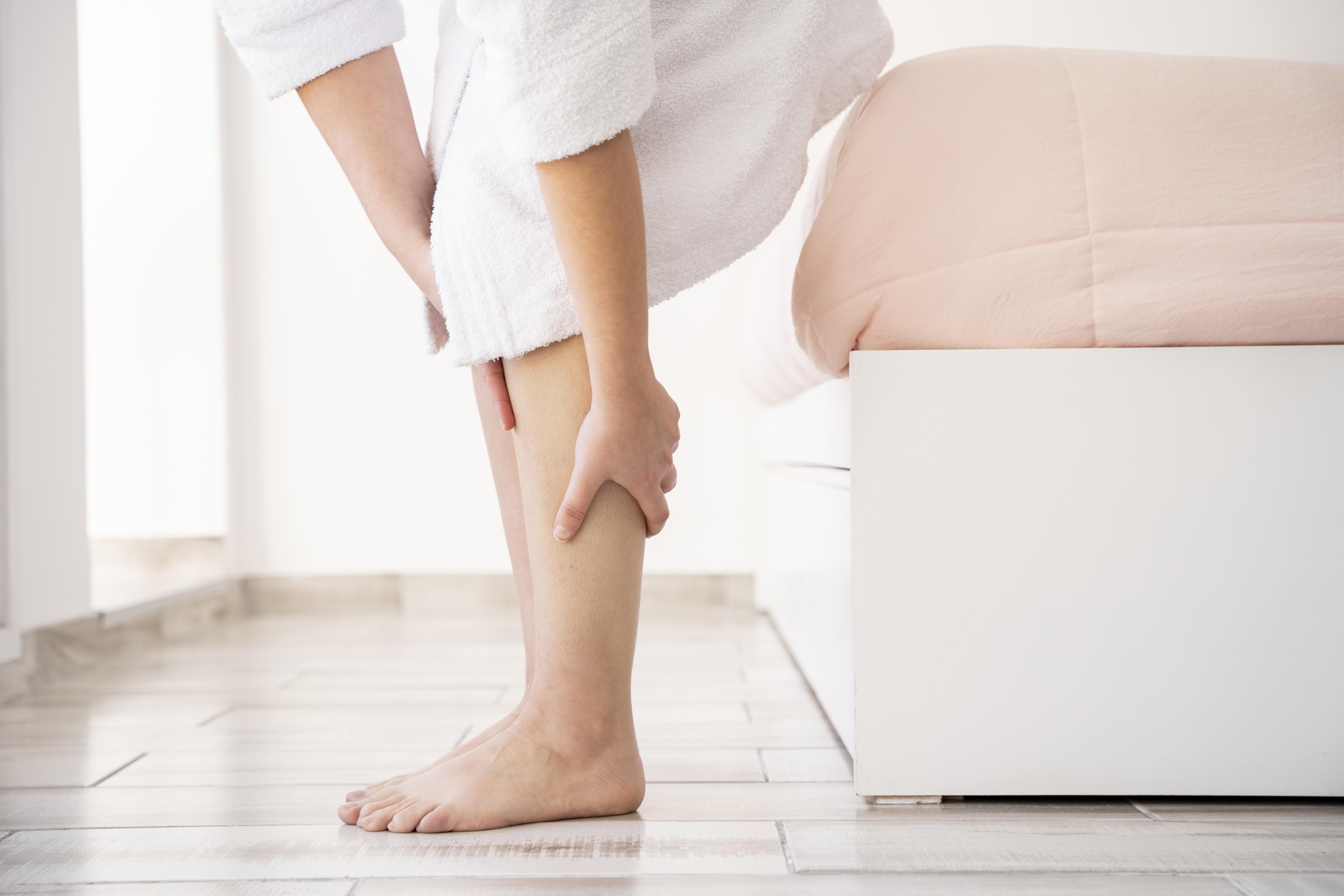 Tê bì chân tay là bệnh gì? Triệu chứng tê bì chân tay