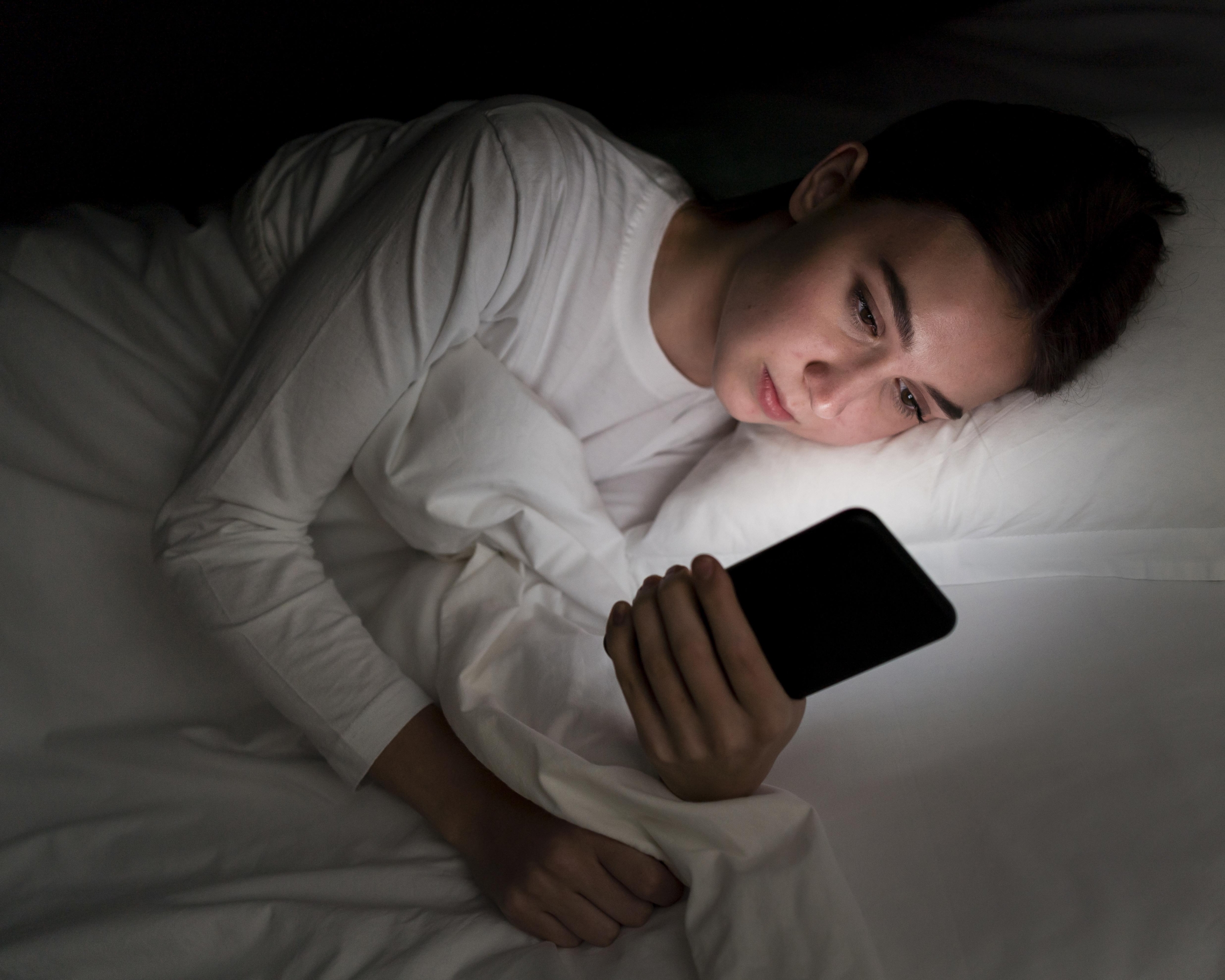 Trước khi đi ngủ nên tránh tiếp xúc với ánh sáng xanh để giảm tình mất ngủ kéo dài