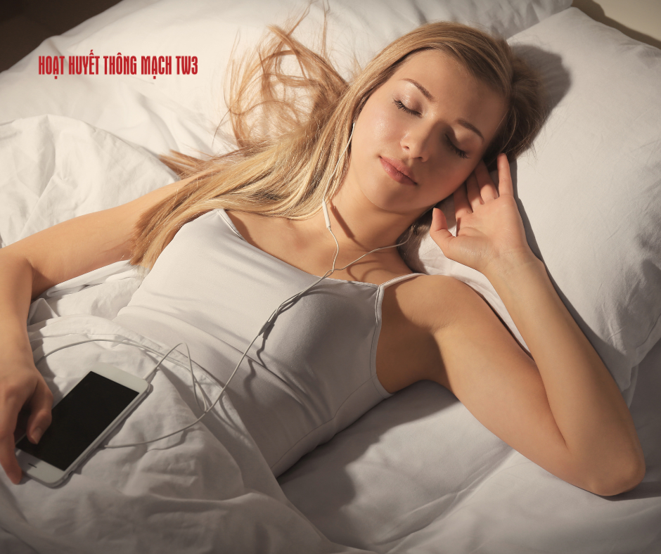 Nghe nhạc nhẹ nhàng hoặc nghe kinh phật trước khi đi ngủ sẽ giúp bạn ngủ ngon hơn